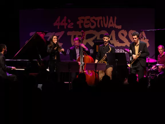 Júlia Plans Sextet