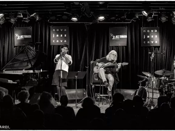 Carles Benavent Un, dos, tres + Raynald Colom